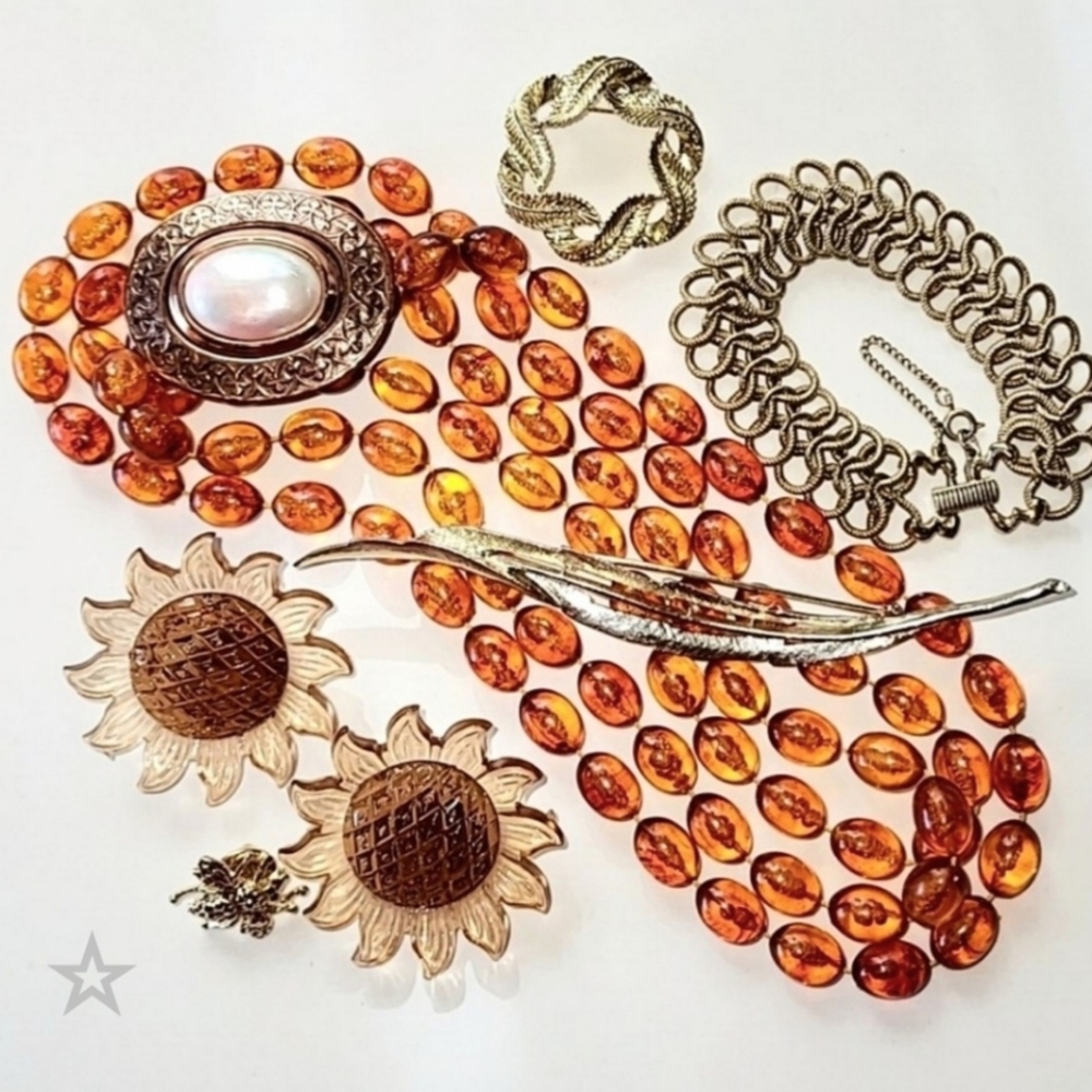 JEWELRY LOT - VINTAGE LUCITE SUNFLOWER EARRINGS, BROOCHES